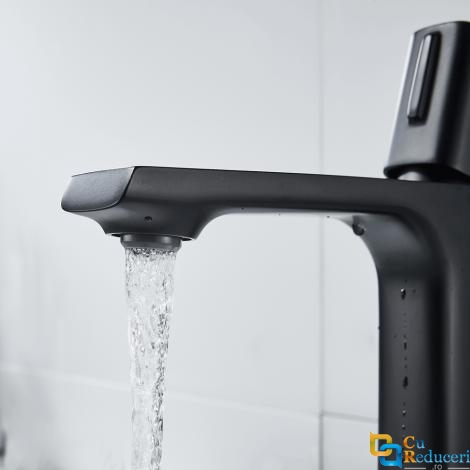 Baterie din alama pentru lavoar, Momali, maner din zinc, cartus ceramic, cu aerator, culoare negru, set de prindere inclus si doua racorduri flexibile